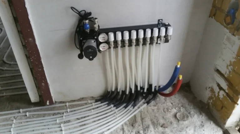 Verdeler voor vloerverwarming aangesloten